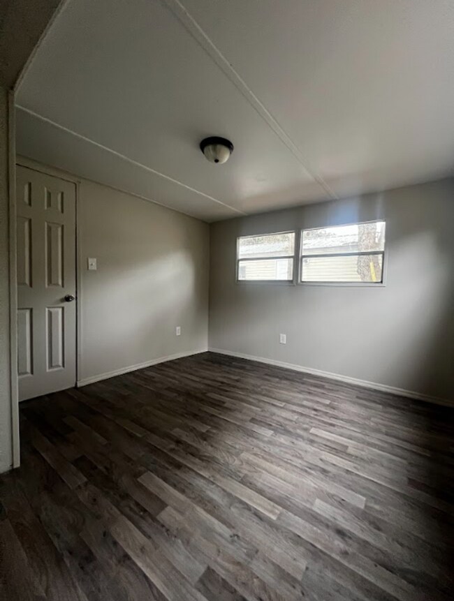 Building Photo - Newly Renovated 2/1 in Lake Front Community