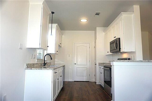 Building Photo - 3 Bedroom, 2 Bath Home