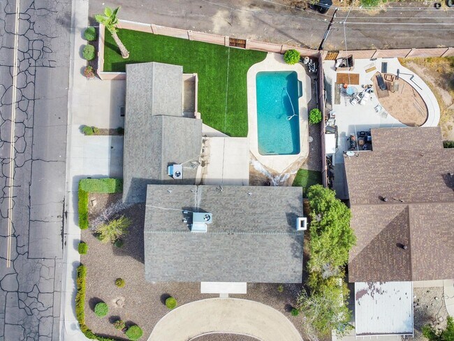Building Photo - 6 Bedroom! 4 1/2 BATHS!  ASU! Diving Pool! Less than 1 mile to campus