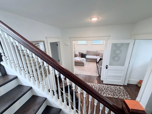 Building Photo - Gorgeous 3 Bedroom with Modern Upgrades!!