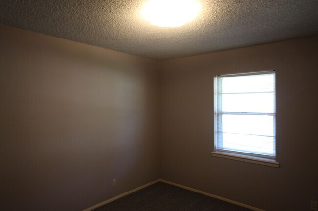 Building Photo - 1536 Crockett Dr