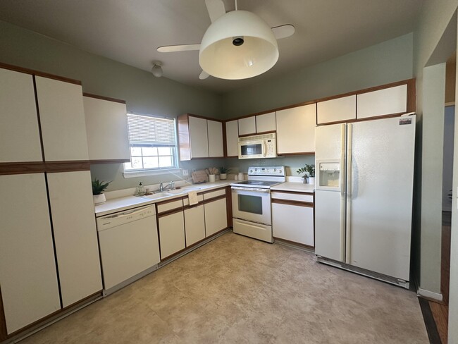 Building Photo - 41785 Independence Dr