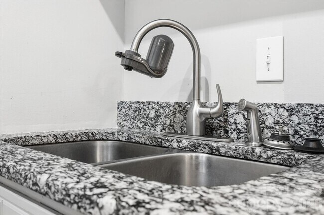 Building Photo - 4739 Hedgemore Dr