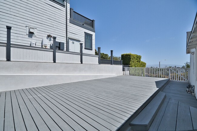 Building Photo - 2 Bed 1 Bath Home in Manhattan Beach Hill ...