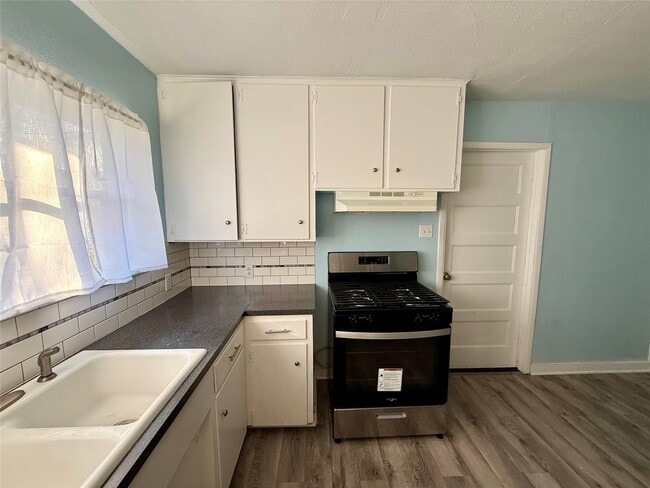 Building Photo - 411 Elaine St