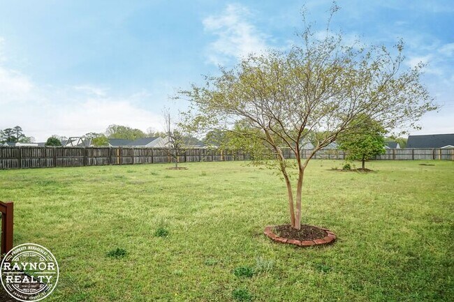 Building Photo - 335 Moonlight Dr