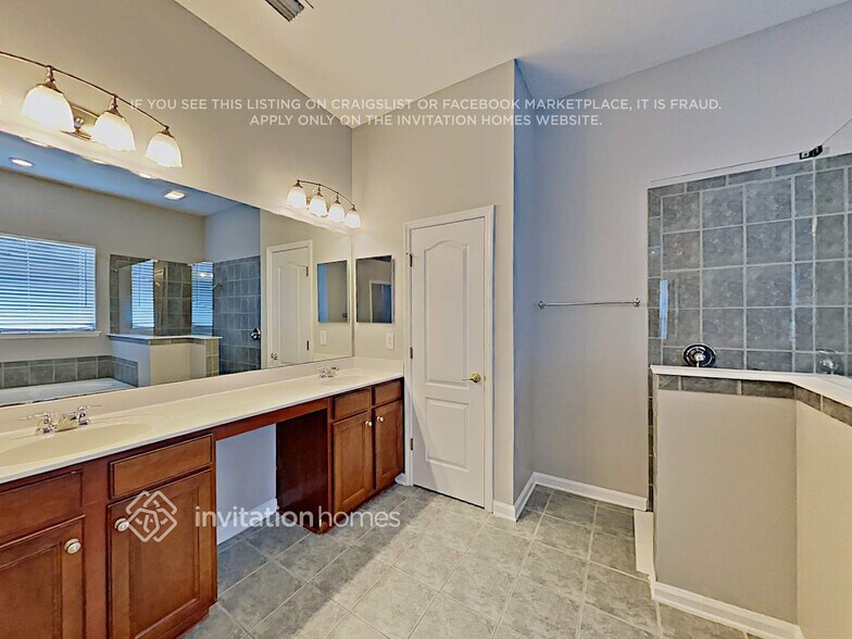 Building Photo - 904 E Terranova Way