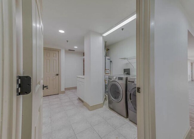 Building Photo - Fabulous ENTIRE 5th Floor DOWNTOWN 4/3.5 L...