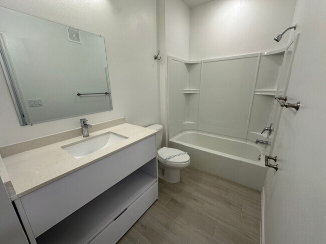 Building Photo - Spacious 2-Bedroom + Den Apartment in Prim...