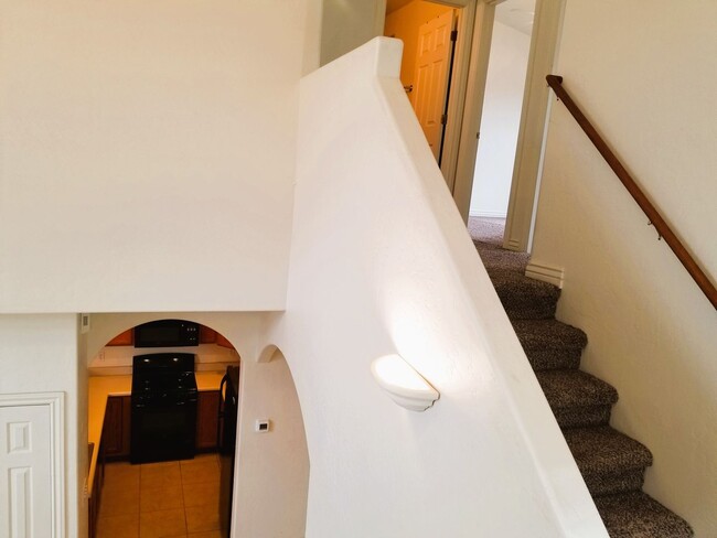 Building Photo - Westside 4 Bed, 2.75 Bath Townhouse w/Gara...
