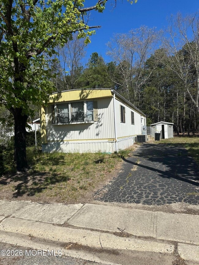 Building Photo - 20 Maplewood Dr