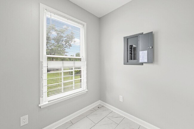 Building Photo - 8066 Woodlake Dr