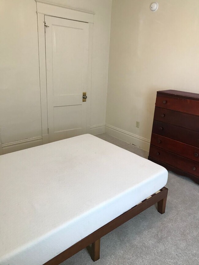 Building Photo - Updated one bedroom near engineering and s...
