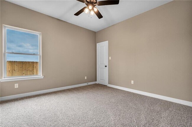 Building Photo - 4 Bedroom, 2 Bath in Dove Crossing Subdivi...