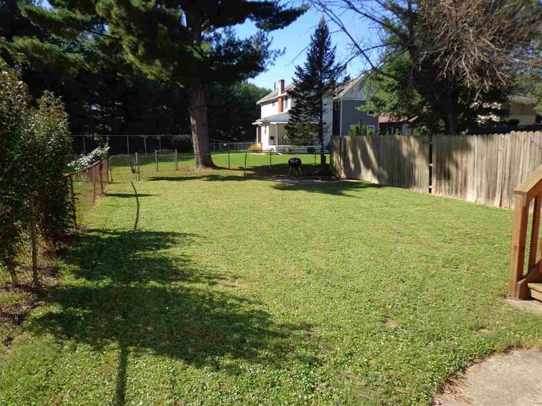 shared back yard - 3323 Emerson Ave