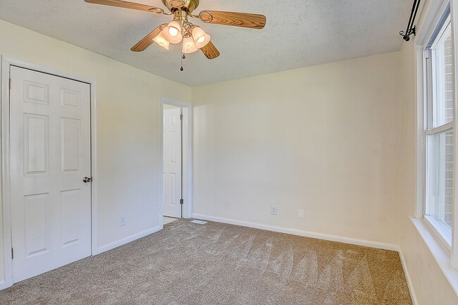 Building Photo - 3 BDRM / 2.5 BATH with FENCED BACKYARD - WINDSOR WOODS!