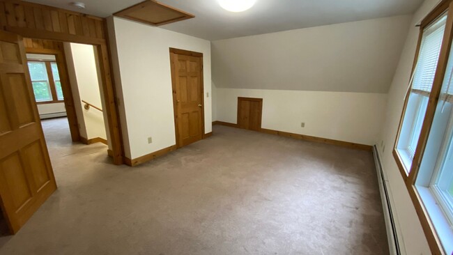 Building Photo - Very Large 4 Bedroom/1 Bath Apartment - He...
