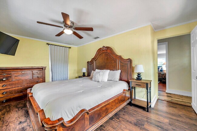 Building Photo - Fully Furnished Pool Home | Flexible Lease...