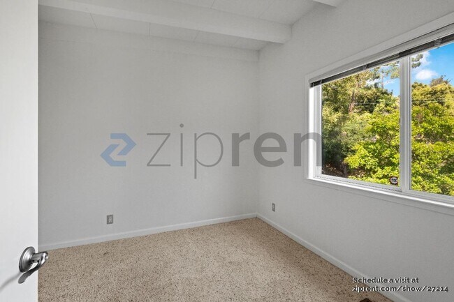 Building Photo - 18463 Almond Rd