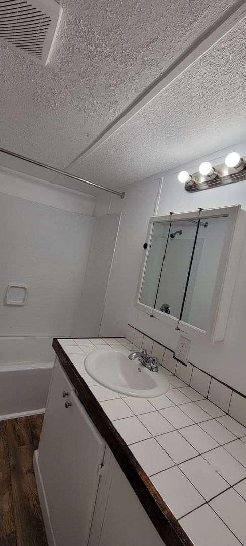 Building Photo - Ready to Move in