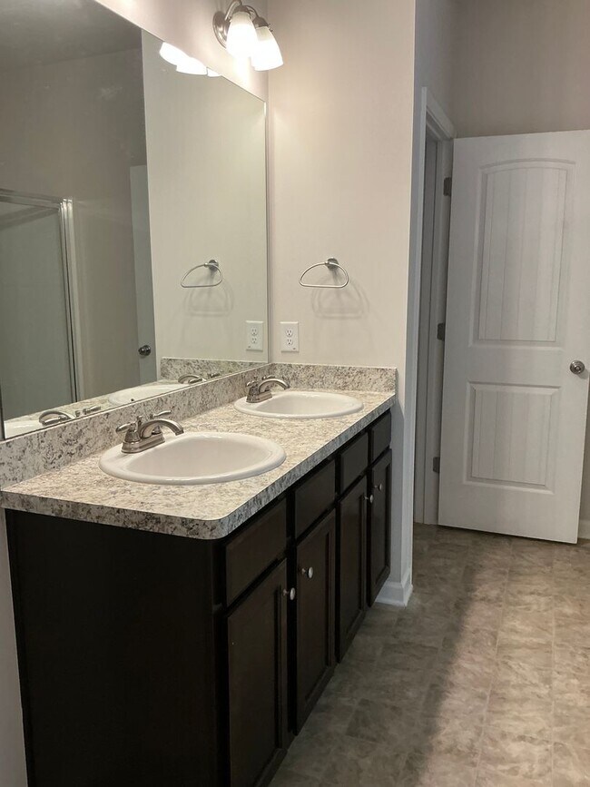 Building Photo - 3-bedroom, 2.5-bathroom single-family home