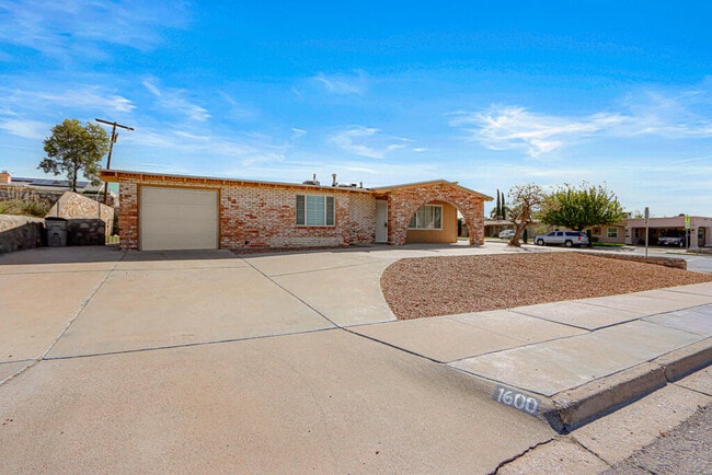 Building Photo - 1600 Sumac Dr