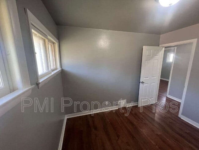 Building Photo - 5650 N 61st St