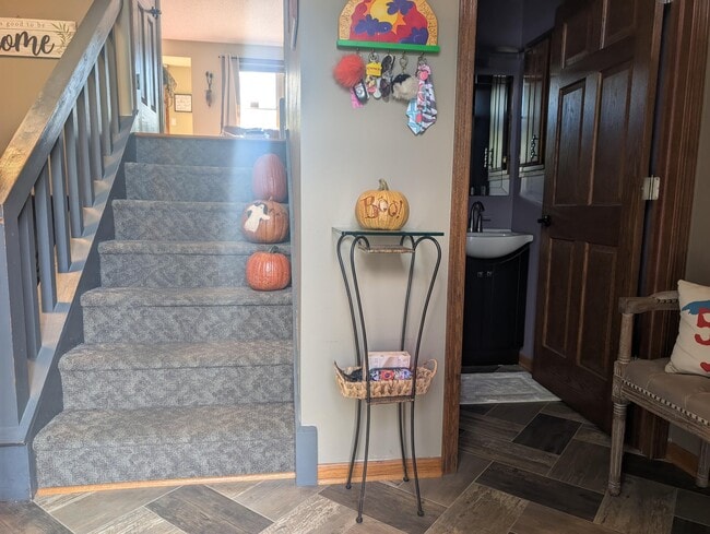 Building Photo - 607 Tamarack Dr W