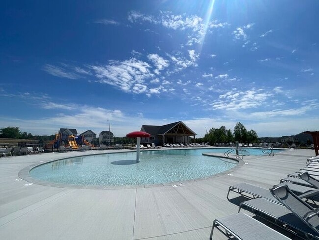 Building Photo - Gorgeous 4 Bedroom 3 Bath Home with Fiber ...
