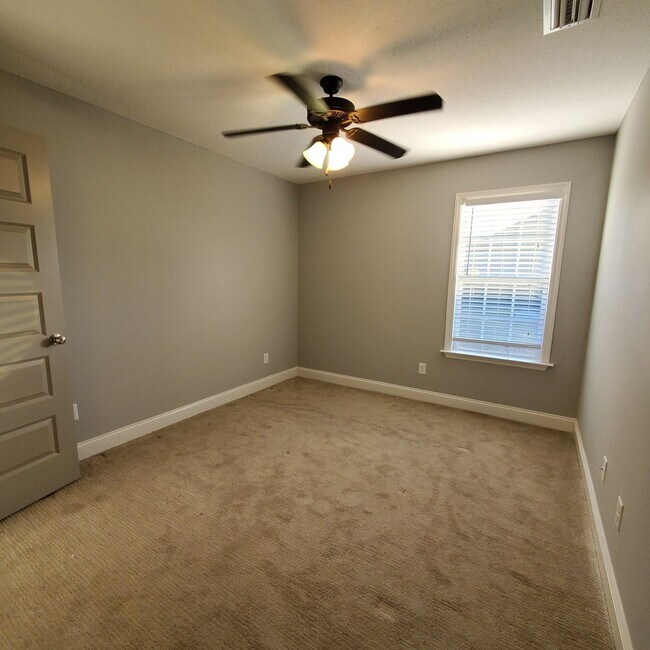 Building Photo - Charming Single-Story Haven in Carlton Ridge: Your Ideal Georgia Rental Home