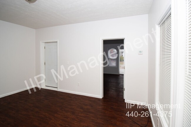 Building Photo - Newly updated 2 bedroom/1 bath in the Lora...