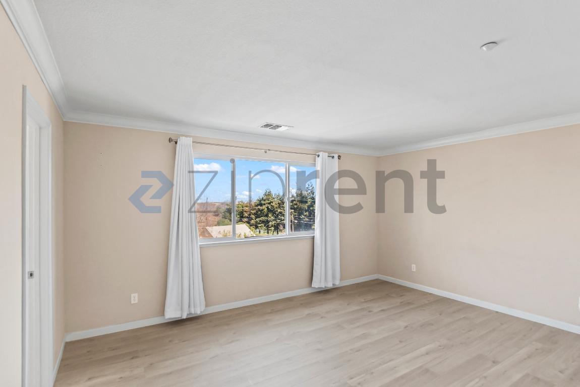 Building Photo - 205 Blum View Dr