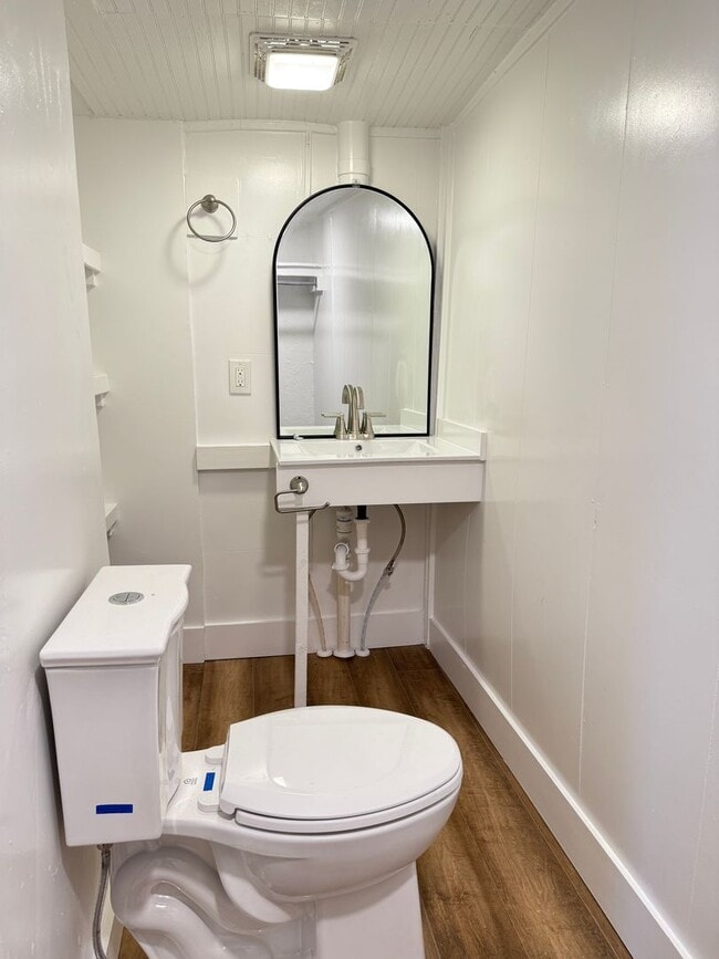 Building Photo - Newly Renovated 3 Bedroom 1.5 Bathroom Hom...