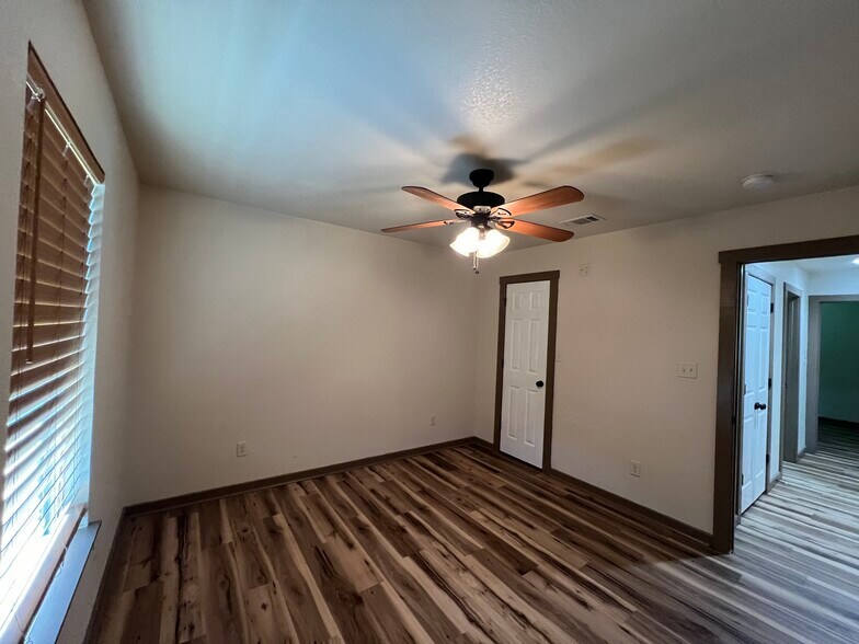 Building Photo - 306 Lux Dr