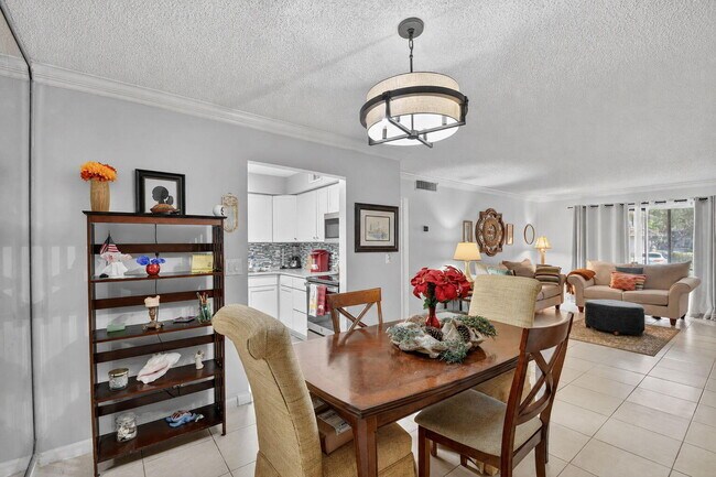 Building Photo - 9810 Pineapple Tree Dr