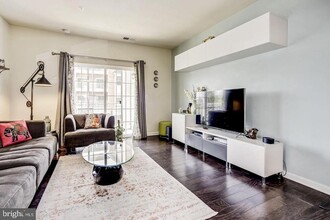 Building Photo - 223 Breeders Cup Dr