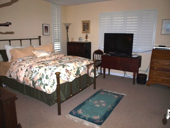 Building Photo - Newly Updated Condo with In-Unit Laundry and View