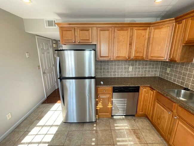 Building Photo - Fairmont Court townhome available close to...