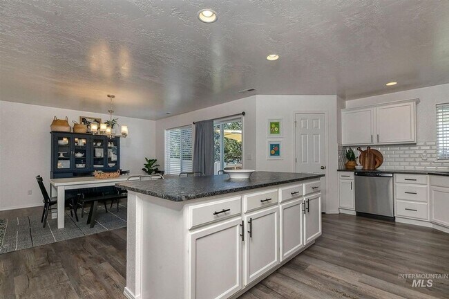 Building Photo - Large 5 Bedroom 3 Bath Home in Meridian _ Dog Friendly!