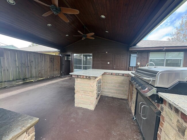 Building Photo - 3723 Westmeadow Dr