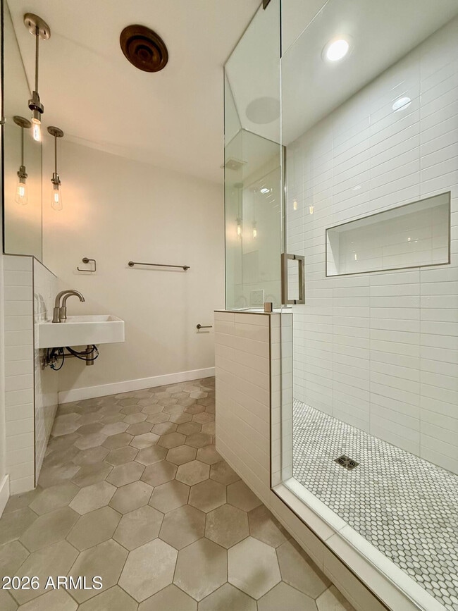 Building Photo - 21 E 6th St