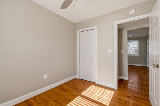 Building Photo - Congress Heights Three Bedroom W/Washer & Dryer In Unit!