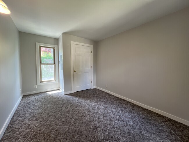 Building Photo - 582 Loras Blvd