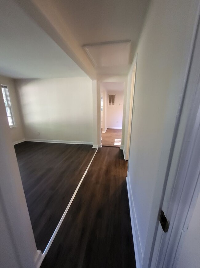 Building Photo - Charming Cottage on the Eastside Available Now