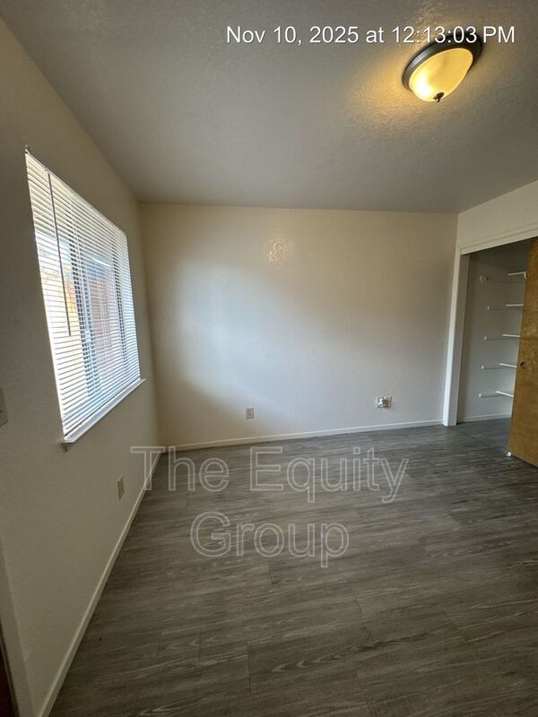 Building Photo - 701 E Noble Ave