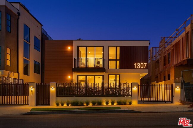 Primary Photo - 1307 Tamarind Ave