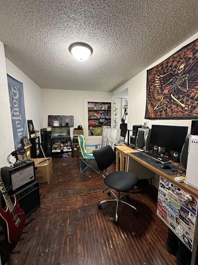 Building Photo - Whole House: 4 Bed 1 Bath close to UWEC!