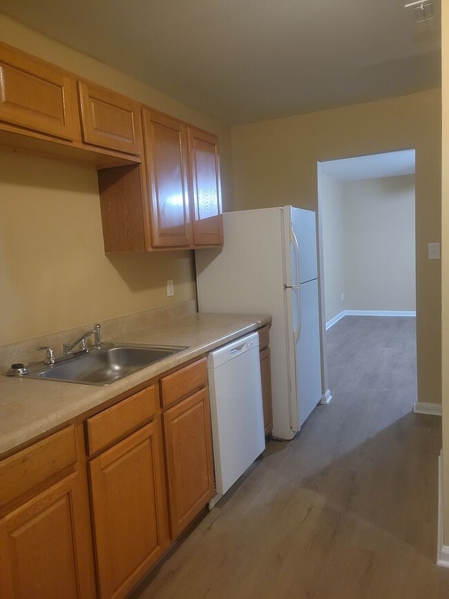 Building Photo - 4 bedroom, 1.5 bathrooms townhouse