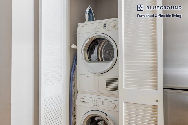 Building Photo - 515 W 47th St