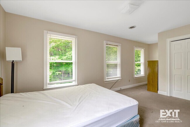 Building Photo - 3 Bedroom/1.5 Bath Duplex Convenient to To...